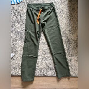 Figs Livingston women’s scrub pants small tall green